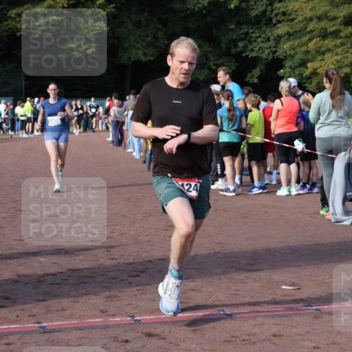 27.09.2026 - 35. Volkslauf durch das schöne Alstertal Strokosch-Dieckow http://msf.ph/oto/10582976 27.09.2026 11:31:32 Ziel 1424, 3245, 3400 meine-sportfotos.de