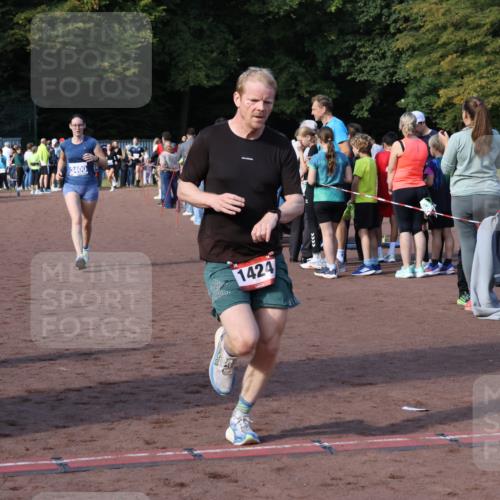 27.09.2026 - 35. Volkslauf durch das schöne Alstertal Strokosch-Dieckow http://msf.ph/oto/10582977 27.09.2026 11:31:32 Ziel 1424, 3245, 3400 meine-sportfotos.de