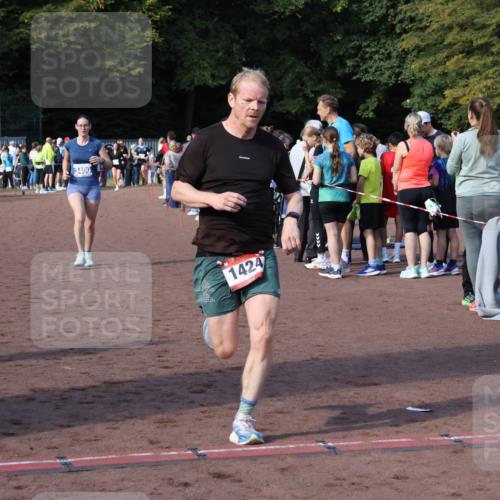27.09.2026 - 35. Volkslauf durch das schöne Alstertal Strokosch-Dieckow http://msf.ph/oto/10582979 27.09.2026 11:31:32 Ziel 1424, 3245, 3400 meine-sportfotos.de