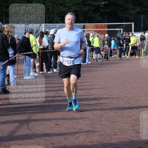 27.09.2026 - 35. Volkslauf durch das schöne Alstertal Strokosch-Dieckow http://msf.ph/oto/10582980 27.09.2026 11:31:31 Ziel 1424, 3245, 3400 meine-sportfotos.de