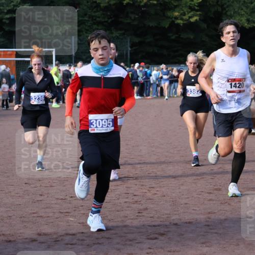 27.09.2026 - 35. Volkslauf durch das schöne Alstertal Strokosch-Dieckow http://msf.ph/oto/10583003 27.09.2026 11:31:20 Ziel 1420, 3095, 3236, 3350, 3382, 3955 meine-sportfotos.de