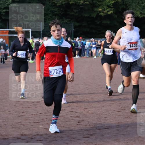 27.09.2026 - 35. Volkslauf durch das schöne Alstertal Strokosch-Dieckow http://msf.ph/oto/10583004 27.09.2026 11:31:20 Ziel 1420, 3095, 3236, 3350, 3382, 3955 meine-sportfotos.de
