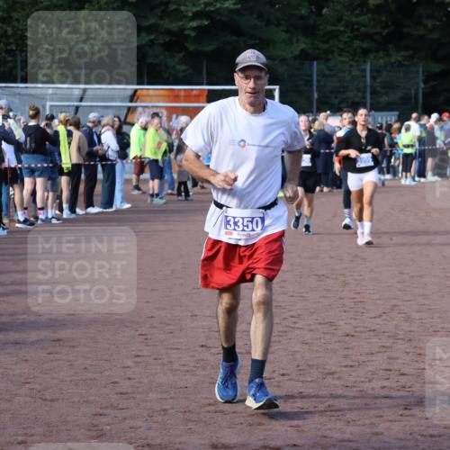 27.09.2026 - 35. Volkslauf durch das schöne Alstertal Strokosch-Dieckow http://msf.ph/oto/10583005 27.09.2026 11:31:15 Ziel 1420, 3095, 3119, 3141, 3236, 3350, 3382, 3955 meine-sportfotos.de