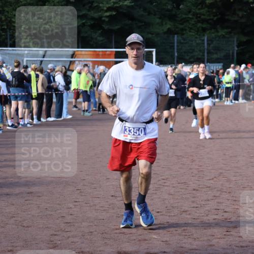 27.09.2026 - 35. Volkslauf durch das schöne Alstertal Strokosch-Dieckow http://msf.ph/oto/10583006 27.09.2026 11:31:15 Ziel 1420, 3095, 3119, 3141, 3236, 3350, 3382, 3955 meine-sportfotos.de