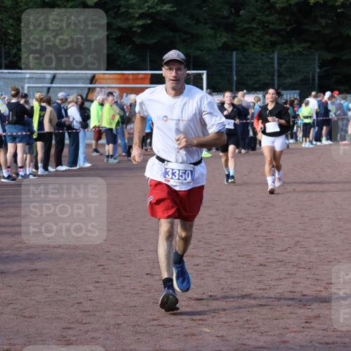 27.09.2026 - 35. Volkslauf durch das schöne Alstertal Strokosch-Dieckow http://msf.ph/oto/10583010 27.09.2026 11:31:15 Ziel 1420, 3095, 3119, 3141, 3236, 3350, 3382, 3955 meine-sportfotos.de