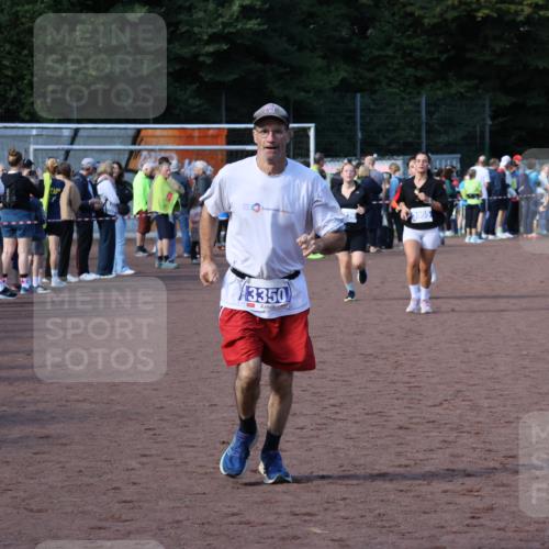 27.09.2026 - 35. Volkslauf durch das schöne Alstertal Strokosch-Dieckow http://msf.ph/oto/10583012 27.09.2026 11:31:15 Ziel 1420, 3095, 3119, 3141, 3236, 3350, 3382, 3955 meine-sportfotos.de