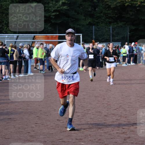 27.09.2026 - 35. Volkslauf durch das schöne Alstertal Strokosch-Dieckow http://msf.ph/oto/10583015 27.09.2026 11:31:15 Ziel 1420, 3095, 3119, 3141, 3236, 3350, 3382, 3955 meine-sportfotos.de