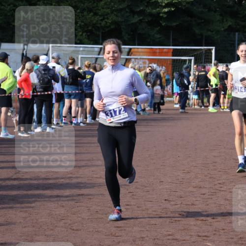 27.09.2026 - 35. Volkslauf durch das schöne Alstertal Strokosch-Dieckow http://msf.ph/oto/10583028 27.09.2026 11:31:08 Ziel 3119, 3141, 3172, 3350 meine-sportfotos.de