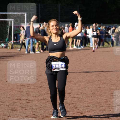 27.09.2026 - 35. Volkslauf durch das schöne Alstertal Strokosch-Dieckow http://msf.ph/oto/10583041 27.09.2026 11:27:12 Ziel 3207, 3977, 3994 meine-sportfotos.de