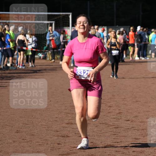 27.09.2026 - 35. Volkslauf durch das schöne Alstertal Strokosch-Dieckow http://msf.ph/oto/10583114 27.09.2026 11:27:05 Ziel 3326, 3977 meine-sportfotos.de