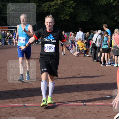 27.09.2026 - 35. Volkslauf durch das schöne Alstertal Strokosch-Dieckow http://msf.ph/oto/10583132 27.09.2026 11:29:51 Ziel 3020, 3250, 3253, 3263, 3348, 3411, 3413, 3985 meine-sportfotos.de