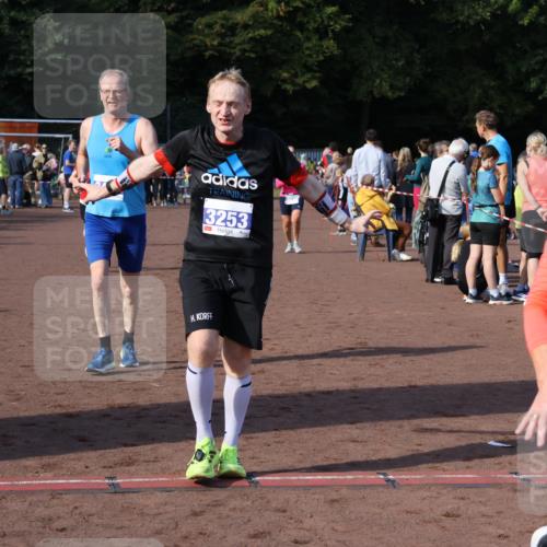 27.09.2026 - 35. Volkslauf durch das schöne Alstertal Strokosch-Dieckow http://msf.ph/oto/10583133 27.09.2026 11:29:51 Ziel 3020, 3250, 3253, 3263, 3348, 3411, 3413, 3985 meine-sportfotos.de