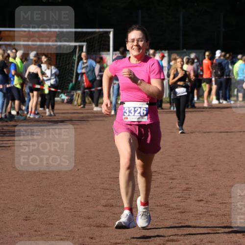 27.09.2026 - 35. Volkslauf durch das schöne Alstertal Strokosch-Dieckow http://msf.ph/oto/10583134 27.09.2026 11:27:05 Ziel 3326, 3977 meine-sportfotos.de
