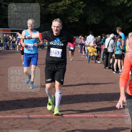 27.09.2026 - 35. Volkslauf durch das schöne Alstertal Strokosch-Dieckow http://msf.ph/oto/10583136 27.09.2026 11:29:51 Ziel 3020, 3250, 3253, 3263, 3348, 3411, 3413, 3985 meine-sportfotos.de