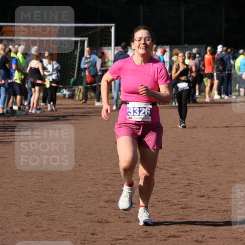 27.09.2026 - 35. Volkslauf durch das schöne Alstertal Strokosch-Dieckow http://msf.ph/oto/10583140 27.09.2026 11:27:04 Ziel 3326, 3977 meine-sportfotos.de