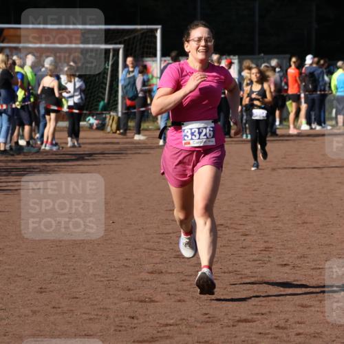 27.09.2026 - 35. Volkslauf durch das schöne Alstertal Strokosch-Dieckow http://msf.ph/oto/10583163 27.09.2026 11:27:04 Ziel 3326, 3977 meine-sportfotos.de
