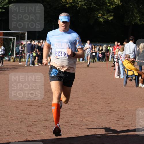 27.09.2026 - 35. Volkslauf durch das schöne Alstertal Strokosch-Dieckow http://msf.ph/oto/10583200 27.09.2026 11:26:56 Ziel 3396, 3403 meine-sportfotos.de