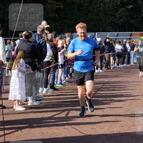 27.09.2026 - 35. Volkslauf durch das schöne Alstertal Strokosch-Dieckow http://msf.ph/oto/10583228 27.09.2026 11:29:29 Ziel 1413, 3061, 3091, 3237, 3328, 3409, 3990, 3992 meine-sportfotos.de