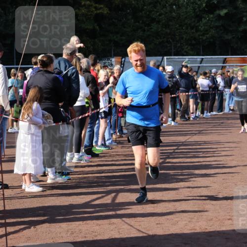 27.09.2026 - 35. Volkslauf durch das schöne Alstertal Strokosch-Dieckow http://msf.ph/oto/10583229 27.09.2026 11:29:29 Ziel 1413, 3061, 3091, 3237, 3328, 3409, 3990, 3992 meine-sportfotos.de