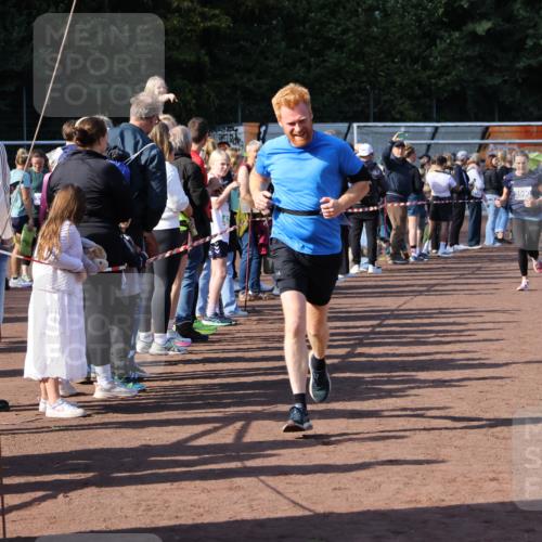 27.09.2026 - 35. Volkslauf durch das schöne Alstertal Strokosch-Dieckow http://msf.ph/oto/10583232 27.09.2026 11:29:29 Ziel 1413, 3061, 3091, 3237, 3328, 3409, 3990, 3992 meine-sportfotos.de