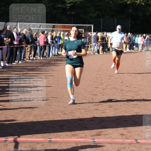 27.09.2026 - 35. Volkslauf durch das schöne Alstertal Strokosch-Dieckow http://msf.ph/oto/10583245 27.09.2026 11:26:53 Ziel 1411, 3396, 3403 meine-sportfotos.de