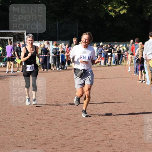 27.09.2026 - 35. Volkslauf durch das schöne Alstertal Strokosch-Dieckow http://msf.ph/oto/10583291 27.09.2026 11:28:58 Ziel 3145, 3190, 3401, 3424 meine-sportfotos.de