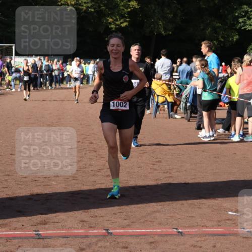 27.09.2026 - 35. Volkslauf durch das schöne Alstertal Strokosch-Dieckow http://msf.ph/oto/10583299 27.09.2026 11:28:52 Ziel 1002, 3311, 3401, 3424 meine-sportfotos.de