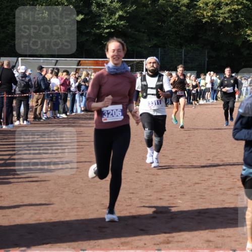 27.09.2026 - 35. Volkslauf durch das schöne Alstertal Strokosch-Dieckow http://msf.ph/oto/10583307 27.09.2026 11:28:47 Ziel 1002, 3206, 3311, 3424, 3425 meine-sportfotos.de