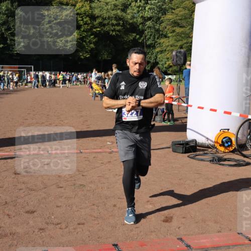 27.09.2026 - 35. Volkslauf durch das schöne Alstertal Strokosch-Dieckow http://msf.ph/oto/10583362 27.09.2026 11:26:39 Ziel 3227, 3291, 3366, 3367 meine-sportfotos.de