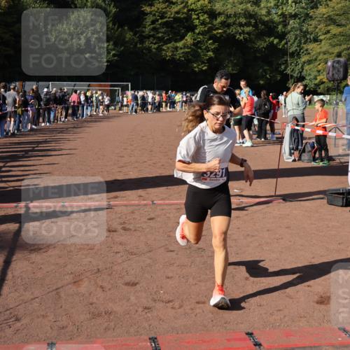 27.09.2026 - 35. Volkslauf durch das schöne Alstertal Strokosch-Dieckow http://msf.ph/oto/10583369 27.09.2026 11:26:38 Ziel 3152, 3227, 3291, 3366, 3367 meine-sportfotos.de