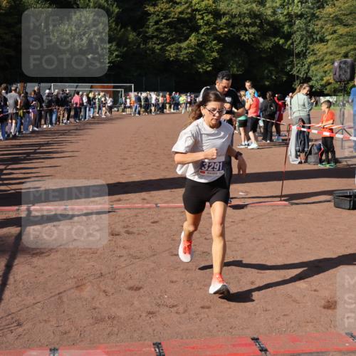 27.09.2026 - 35. Volkslauf durch das schöne Alstertal Strokosch-Dieckow http://msf.ph/oto/10583370 27.09.2026 11:26:38 Ziel 3152, 3227, 3291, 3366, 3367 meine-sportfotos.de