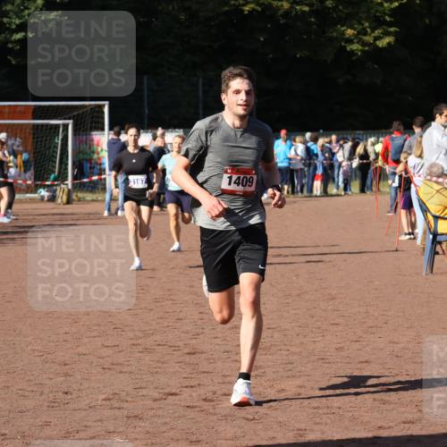 27.09.2026 - 35. Volkslauf durch das schöne Alstertal Strokosch-Dieckow http://msf.ph/oto/10583453 27.09.2026 11:25:39 Ziel 1409, 1410, 3118, 3167, 3249 meine-sportfotos.de
