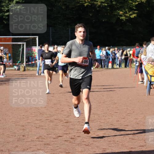 27.09.2026 - 35. Volkslauf durch das schöne Alstertal Strokosch-Dieckow http://msf.ph/oto/10583454 27.09.2026 11:25:39 Ziel 1409, 1410, 3118, 3167, 3249 meine-sportfotos.de