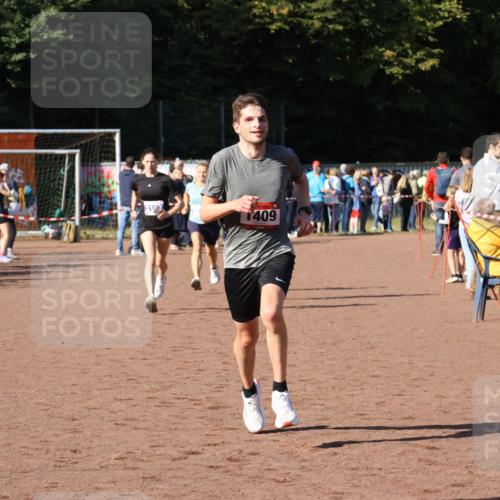 27.09.2026 - 35. Volkslauf durch das schöne Alstertal Strokosch-Dieckow http://msf.ph/oto/10583455 27.09.2026 11:25:39 Ziel 1409, 1410, 3118, 3167, 3249 meine-sportfotos.de
