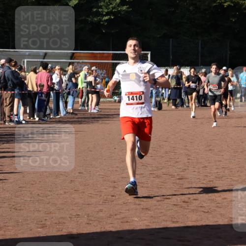 27.09.2026 - 35. Volkslauf durch das schöne Alstertal Strokosch-Dieckow http://msf.ph/oto/10583456 27.09.2026 11:25:35 Ziel 1409, 1410 meine-sportfotos.de