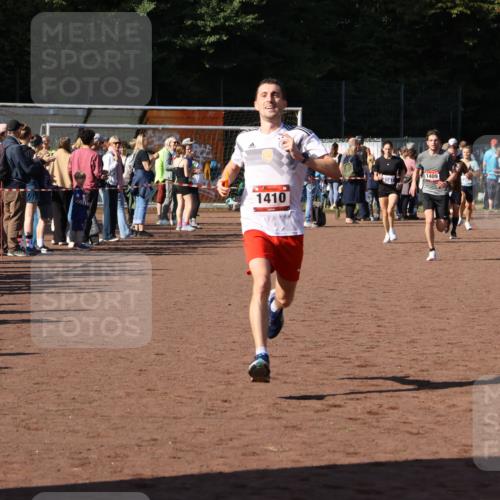 27.09.2026 - 35. Volkslauf durch das schöne Alstertal Strokosch-Dieckow http://msf.ph/oto/10583457 27.09.2026 11:25:34 Ziel 1409, 1410 meine-sportfotos.de