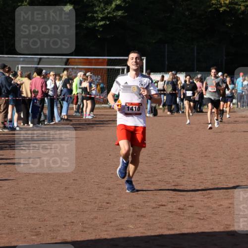 27.09.2026 - 35. Volkslauf durch das schöne Alstertal Strokosch-Dieckow http://msf.ph/oto/10583459 27.09.2026 11:25:34 Ziel 1409, 1410 meine-sportfotos.de