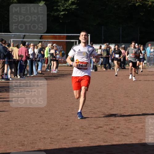 27.09.2026 - 35. Volkslauf durch das schöne Alstertal Strokosch-Dieckow http://msf.ph/oto/10583460 27.09.2026 11:25:34 Ziel 1409, 1410 meine-sportfotos.de