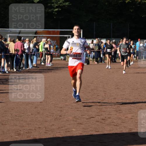 27.09.2026 - 35. Volkslauf durch das schöne Alstertal Strokosch-Dieckow http://msf.ph/oto/10583462 27.09.2026 11:25:34 Ziel 1409, 1410 meine-sportfotos.de