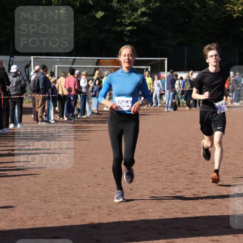 27.09.2026 - 35. Volkslauf durch das schöne Alstertal Strokosch-Dieckow http://msf.ph/oto/10583468 27.09.2026 11:25:27 Ziel 1410, 3064, 3200, 3364 meine-sportfotos.de