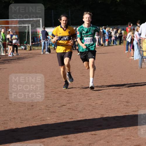 27.09.2026 - 35. Volkslauf durch das schöne Alstertal Strokosch-Dieckow http://msf.ph/oto/10583498 27.09.2026 11:25:04 Ziel 3292, 3314, 3988 meine-sportfotos.de