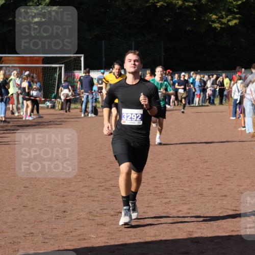 27.09.2026 - 35. Volkslauf durch das schöne Alstertal Strokosch-Dieckow http://msf.ph/oto/10583504 27.09.2026 11:25:02 Ziel 3292, 3314, 3321, 3988 meine-sportfotos.de