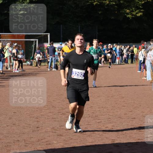 27.09.2026 - 35. Volkslauf durch das schöne Alstertal Strokosch-Dieckow http://msf.ph/oto/10583506 27.09.2026 11:25:01 Ziel 3292, 3314, 3321, 3988 meine-sportfotos.de