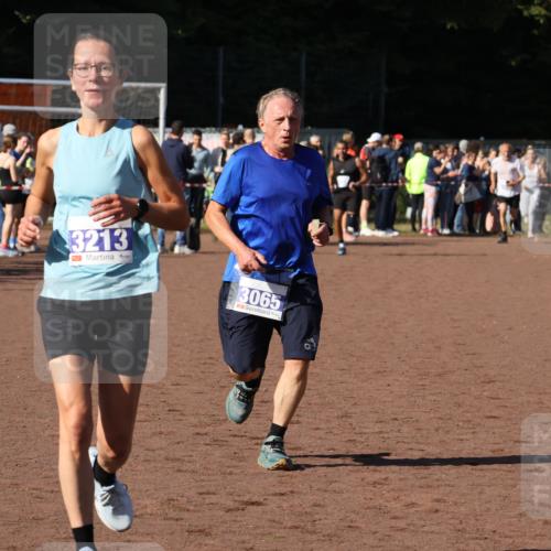 27.09.2026 - 35. Volkslauf durch das schöne Alstertal Strokosch-Dieckow http://msf.ph/oto/10583546 27.09.2026 11:24:28 Ziel 3065, 3213, 3354, 3355 meine-sportfotos.de