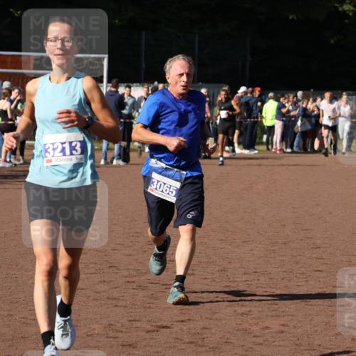 27.09.2026 - 35. Volkslauf durch das schöne Alstertal Strokosch-Dieckow http://msf.ph/oto/10583548 27.09.2026 11:24:28 Ziel 3065, 3213, 3354, 3355 meine-sportfotos.de
