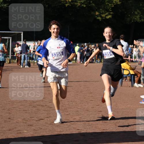 27.09.2026 - 35. Volkslauf durch das schöne Alstertal Strokosch-Dieckow http://msf.ph/oto/10583568 27.09.2026 11:24:24 Ziel 3065, 3213, 3354, 3355 meine-sportfotos.de