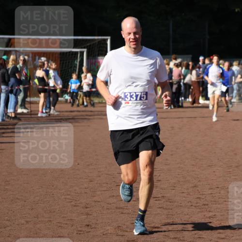 27.09.2026 - 35. Volkslauf durch das schöne Alstertal Strokosch-Dieckow http://msf.ph/oto/10583583 27.09.2026 11:24:17 Ziel 3354, 3355, 3375 meine-sportfotos.de