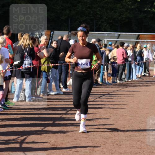 27.09.2026 - 35. Volkslauf durch das schöne Alstertal Strokosch-Dieckow http://msf.ph/oto/10583596 27.09.2026 11:24:10 Ziel 3203, 3221, 3373, 3375 meine-sportfotos.de