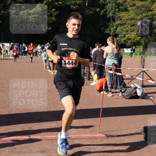27.09.2026 - 35. Volkslauf durch das schöne Alstertal Strokosch-Dieckow http://msf.ph/oto/10583606 27.09.2026 11:43:26 Ziel 1444, 3010, 3014 meine-sportfotos.de
