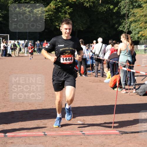 27.09.2026 - 35. Volkslauf durch das schöne Alstertal Strokosch-Dieckow http://msf.ph/oto/10583619 27.09.2026 11:43:25 Ziel 1444, 3010, 3014 meine-sportfotos.de